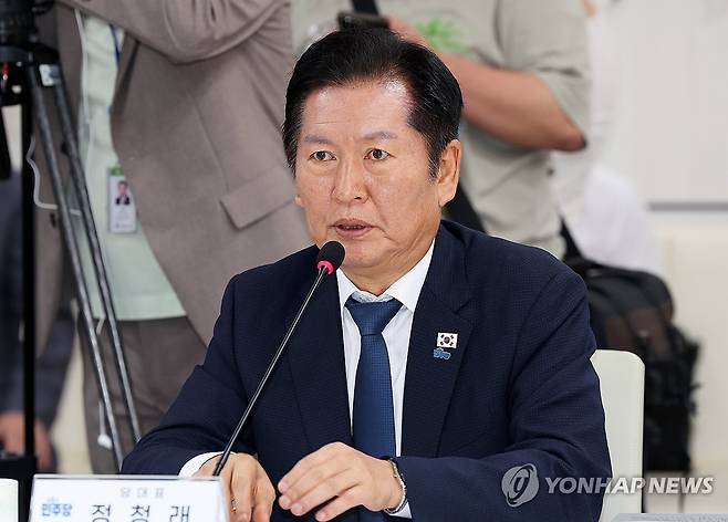 발언하는 정청래 대표 (광주=연합뉴스) 조남수 기자 = 더불어민주당 정청래 대표가 18일 오전 광주광역시청 중회의실에서 열린 민주당-광주시 예산정책협의회에서 발언하고 있다. 2025.9.18 iso64@yna.co.kr