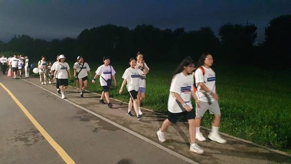 ‘2025 생명사랑 밤길걷기 인천’이 오는 20일 인천 송도국제도시 달빛공원에서 열린다. 사진은 지난 2023년 행사 참가자들. /인천생명의전화 제공