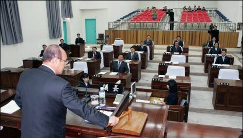 4개 시.군 폐지와 맞물려 옛 제주시의회가 2006년 4월 6일 마지막 회기인 제184회 임시회를 진행하는 모습.