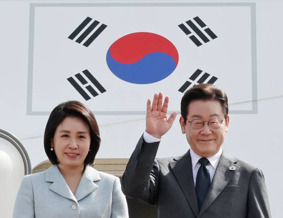 유엔(UN)총회 참석차 출국하는 이재명 대통령과 김혜경 여사가 22일 성남 서울공항에서 공군 1호기에 탑승하며 환송객들을 향해 인사하고 있다. 〈사진=연합뉴스〉