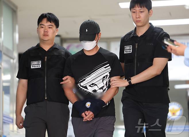 지난 18일 오전 경기 수원시 영통구 수원영통경찰서에서 'KT 소액결제 사건' 피의자인 중국 교포 A 씨가 구속 전 피의자 심문을 받기 위해 나오고 있다.2025.9.18/뉴스1 ⓒ News1 김영운 기자