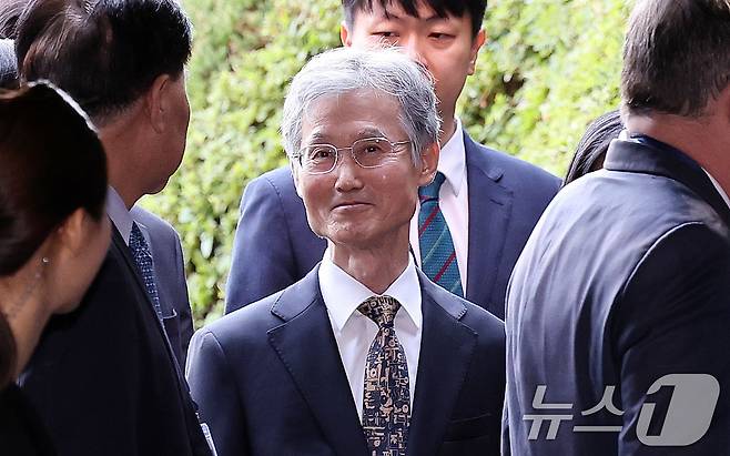 조희대 대법원장이 22일 서울 중구 신라호텔에서 열린 ‘세종 국제 콘퍼런스’에 참석자들과 대화를 나누고 있다. 세종 국제 콘퍼런스는 민본사상과 애민 정신에 기초해 정의롭고 공정한 사법을 구현한 세종대왕의 법사상을 세계와 공유하는 자리다. 2025.9.22/뉴스1 ⓒ News1 박지혜 기자