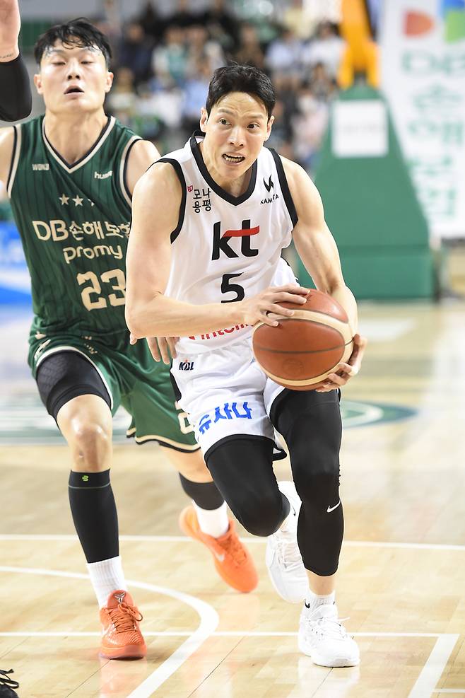 수원 KT 김선형이 20일 원주DB프로미아레나에서 열린 2025~2026 LG전자 프로농구 오픈 매치(시범경기) 원주 DB전에서 돌파하고 있다. 사진 | KBL