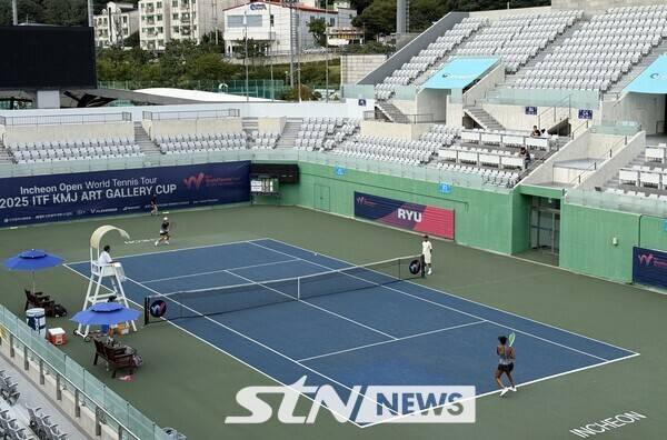 22일 인천에 위치한 열우물 테니스장에서 열린 정의수와 주 에이미의 '2025 국제테니스연맹(ITF) KMJ 아트갤러리컵 인천 여자국제테니스투어대회' 예선 경기. /사진(인천)=강의택 기자