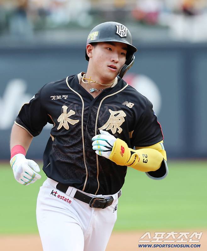 20일 수원 케이티위즈파크에서 열린 KT와 한화의 경기. 1회말 KT 안현민이 한화 폰세를 상대로 선제 3점홈런을 날렸다. 그라운드를 돌고 있는 안현민. 수원=송정헌 기자songs@sportschosun.com/2025.09.20/