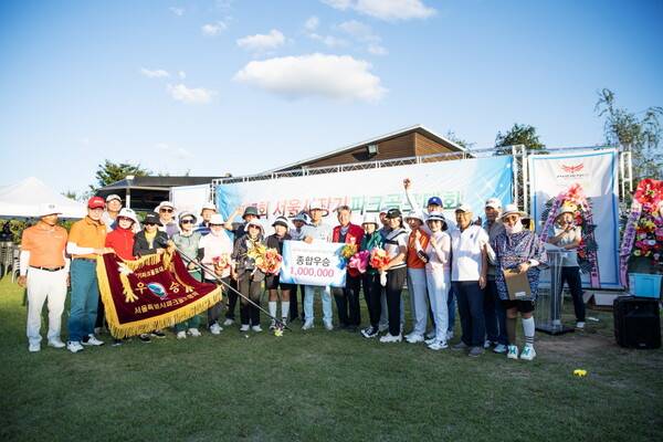 제7회 서울시장기 파크골프대회에서 종합우승을 차지한 송파구협회 선수단이 우승기와 상금 표지판을 들고 환하게 웃고 있다. 사진=서울시파크골프협회 제공