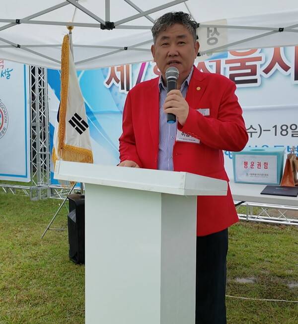 이영우 서울시파크골프협회장이 개막식에서 인삿말을 하고 있다.