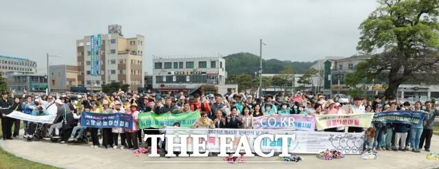 고창군의 '싸목싸목 걷기' 캠페인은 천변길을 따라 장애인과 비장애인이 함께 걸으며 소통과 힐링의 시간을 공유하는 기회를 만들었다. /고창군