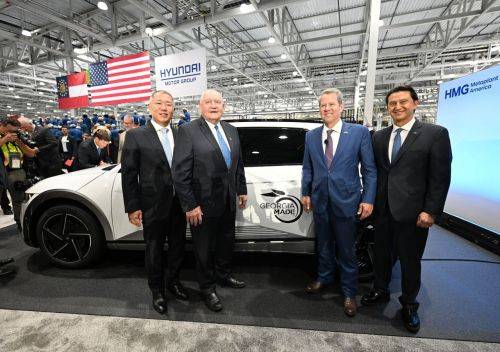 정의선 현대차그룹 회장이 지난 3월 26일(현지시간) 미국 조지아주 엘라벨에서 열린 '현대자동차그룹 메타플랜트 아메리카'(HMGMA) 준공식에서 아이오닉 5 차량 앞에서 참석자들과 기념 촬영하고 있다. 왼쪽부터 정의선 현대차그룹 회장, 소니 퍼듀 전 조지아 주지사, 브라이언 캠프 조지아 주지사, 호세 무뇨스 현대차 대표이사 사장. 현대자동차·기아 제공 연합뉴스