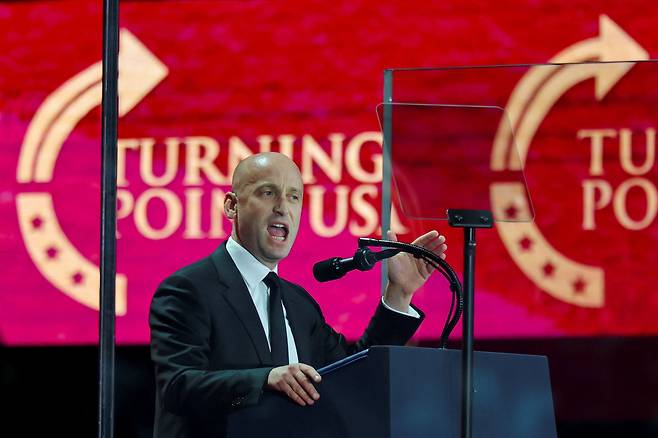 21일 찰리 커크 추모식장에서 연설하고 있는 스티븐 밀러 백악관 부비서실장. /로이터 연합뉴스