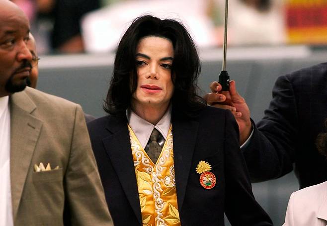 2005년 5월 25일고(故) 마이클 잭슨이 캘리포니아주 산타마리아에서 열린 재판을 위해 산타바바라 카운티 법원에 도착하고 있다./AP 연합뉴스