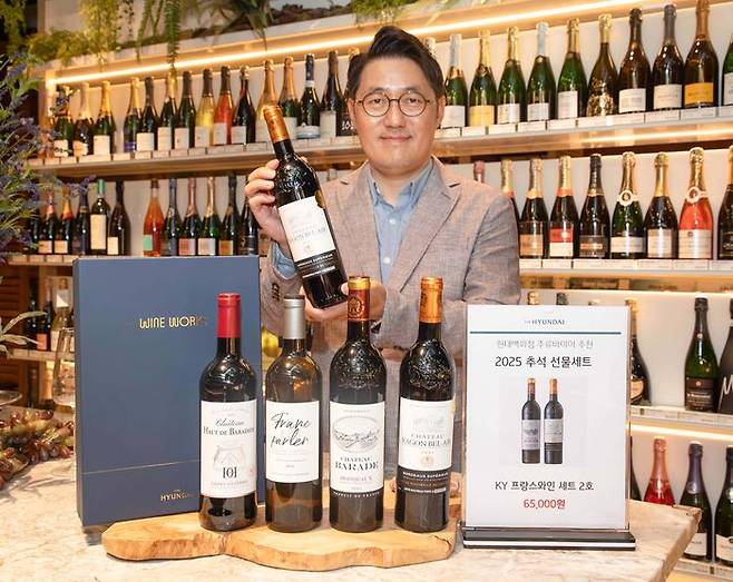 서울시 강남구에 위치한 현대백화점 무역센터점에서 남궁현 현대백화점 바이어가 추석 와인 선물세트를 홍보하고있다.ⓒ현대백화점