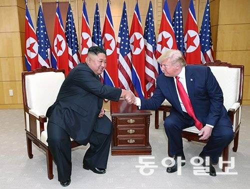 2019년 6월 30일 도널드 트럼프 당시 미국 대통령(오른쪽)과 북한 김정은 국무위원장이 판문점 자유의집에서 만나 대화하고 있다. 동아일보 DB