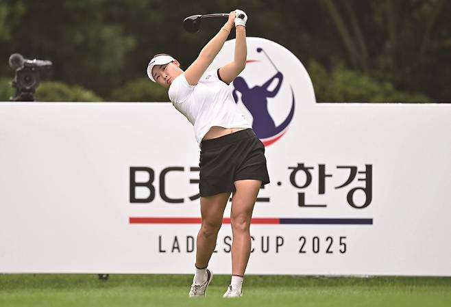 김민솔은 8월 24일 BC카드·한경 레이디스컵에서 짜릿한 역전으로 첫 정규 투어 우승을 거머쥐었다. 280야드를 곧게 찌르는 장타 드라이버샷이 그녀의 가장 큰 무기다. /사진 KLPGA