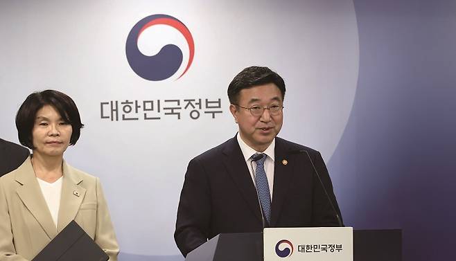 윤호중(오른쪽) 행정안전부 장관과 한정애 더불어민주당 정책위의장이 9월 7일 서울 종로구 정부서울청사에서 정부 조직 개편안을 발표하고 있다. / 사진 연합뉴스