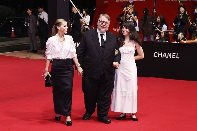 기예르모 델 토로 감독(가운데)이 아내, 딸과 함께 지난 17일 부산 해운대구 영화의전당에서 제30회 부산국제영화제(BIFF) 개막식 포토월에 참석하기 위해 레드카펫을 밟고 있다. 연합뉴스