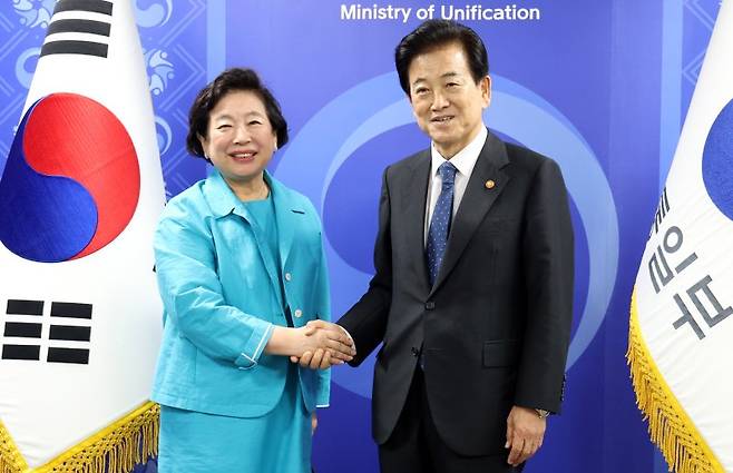 정동영 통일부 장관이 22일 오후 서울 종로구 정부서울청사에서 현정은 현대그룹 회장을 접견하며 기념촬영을 하고 있다. 뉴시스