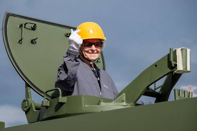 지난 19일 한화에어로스페이스 창원2사업장에서 진행된 '참전용사 재방한 행사'에서 미 해군의 병원선박인 '헤이븐'에서 해군 간호사로 복무한 최고령 참석자 로이스 R 귄(98)이 K9 자주포에 올라 포즈를 취하고 있다. 한화에어로스페이스 제공