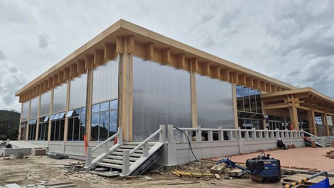 22일 오전 경북 경주시 인왕동 국립경주박물관 중정에 짓고 있는 80억원짜리 건물. 애초 이 건물은 아시아태평양경제협력체 정상회의 공식 만찬장으로 계획됐으나, 만찬장 장소가 바뀌면서 활용방안이 묘연해졌다. 주성미 기자