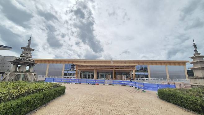 22일 오전 경북 경주시 인왕동 국립경주박물관 중정에 짓고 있는 80억원짜리 건물. 애초 이 건물은 아시아태평양경제협력체 정상회의 공식 만찬장으로 계획됐으나, 만찬장 장소가 바뀌면서 활용방안이 묘연해졌다. 주성미 기자