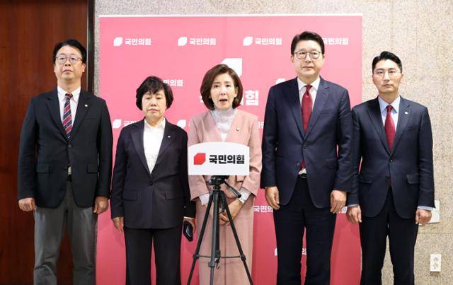 나경원 국민의힘 의원을 비롯한 법제사법위원회 의원들이 22일 국회에서 추미애 법제사법위원회 위원장의 국민의힘 의원 발언권 제한 등 상임위 운영 관련 기자회견을 하고 있다. 뉴시스