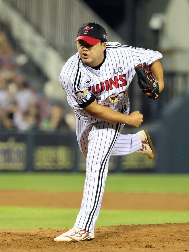 6일 오후 잠실야구장에서 열린 2025 프로야구 두산과 LG 경기. LG 투수 장현식이 5회 선발 최채흥에 이어 등판 역투하고 있다. 잠실=정시종 기자 capa@edaily.co.kr /2025.08.06.