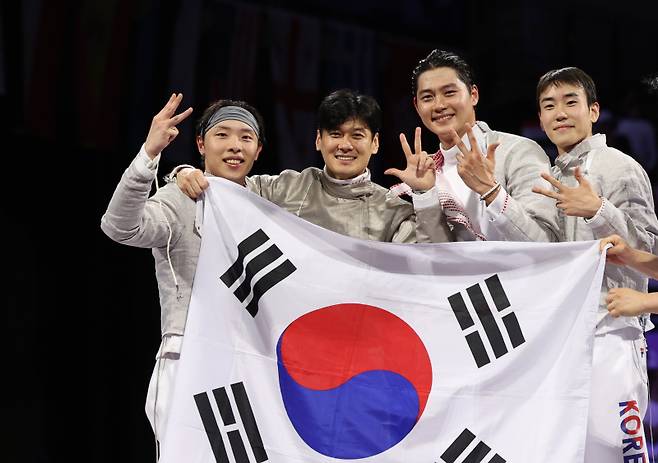 <yonhap photo-2350="">2024 파리 올림픽 펜싱 사브르 남자 단체전에서 금메달을 획득한 박상원(왼쪽부터), 구본길, 오상욱, 도경동. <저작권자 ⓒ 1980-2024 ㈜연합뉴스. 무단 전재 재배포 금지, AI 학습 및 활용 금지></yonhap>