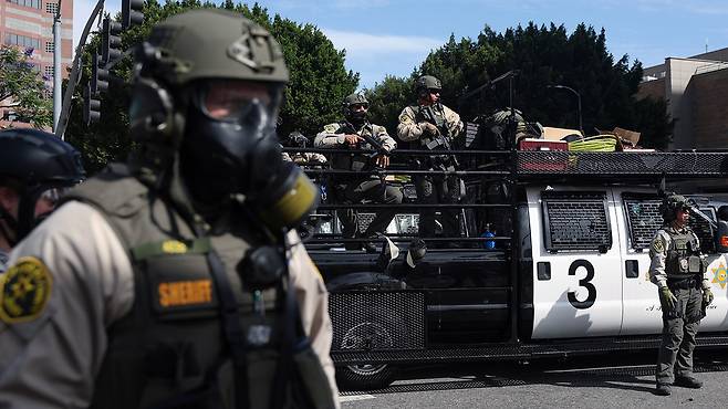 지난 6월 LA 시위 도중 마스크 쓴 연방 법집행관