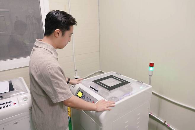 김경수 포오랩 대표는 옥타셀의 뛰어난 소독력은 물론 경제성과 친환경성을 강조한다 / 출처=IT동아