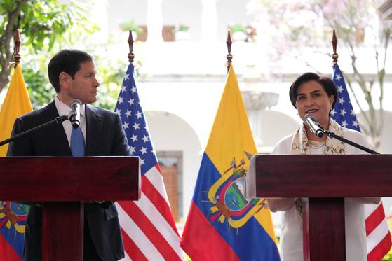 마코 루비오 미국 국무장관(왼쪽)과 가브리엘라 좀머펠트 에콰도르 외무장관이 지난 4일 에콰도르 키토의 팔라시오 데 카론델레에서 공동기자회견을 하고 있다. 로이터=연합뉴스