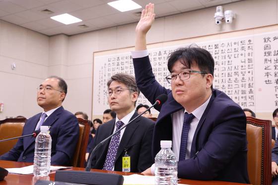 관봉권 띠지 분실 사건과 관련해 건진법사 전성배씨 정치자금법 위반 사건 수사팀장이었던 최재현 검사가 22일 국회 법제사법위원회 검찰개혁 입법청문회에서 발언권을 신청하고 있다. 뉴스1