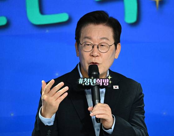 이재명 대통령이 19일 서울 마포 구름아래소극장에서 열린 2030 청년 소통공감 토크콘서트에서 발언하고 있다. 대통령실사진기자단