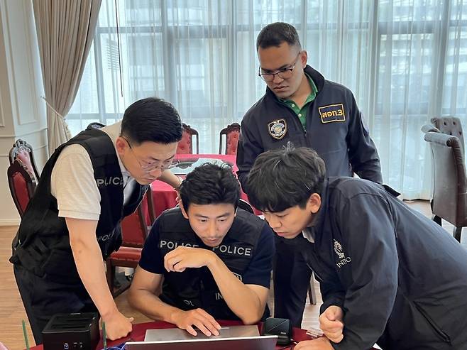 한국-태국 공동조사팀 수사관들이 사건을 조사하고 있다./사진=경찰청 제공