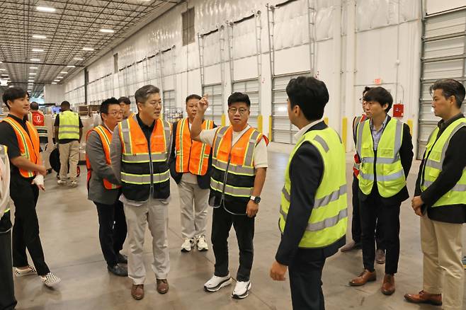 강병구 롯데글로벌로지스 대표이사(가운데)가 지난 16일(미국 현지시간) DFW 풀필먼트센터 현장을 시찰하고 있다. 롯데글로벌로지스 제공