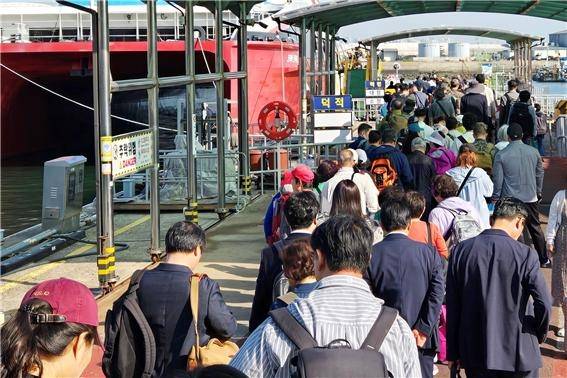 지난 6월 5일 인천시 중구 연안부두에서 백령도 입도 관광객들이 여객선에 오르고 있다. <인천시>