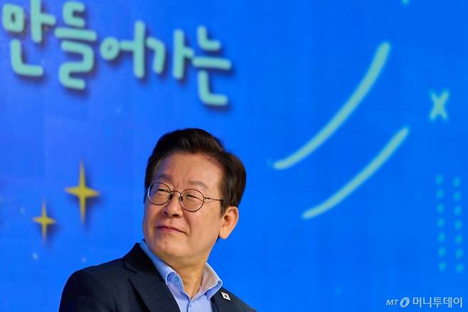 (서울=뉴스1) 이재명 기자 = 이재명 대통령이 지난 19일 서울 마포구 구름아래 소극장에서 열린 2030 청년 소통·공감 토크콘서트에서 참석자의 발언을 듣고 있다. (이재명 대통령 SNS. 재판매 및 DB 금지) 2025.9.20/뉴스1 Copyright (C) 뉴스1. All rights reserved. 무단 전재 및 재배포, AI학습 이용 금지. /사진=(서울=뉴스1) 이재명 기자