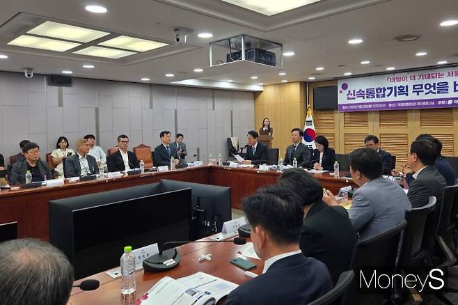 서울시가 민간 도시정비사업(재개발·재건축)을 지원하는 신속통합기획(신통기획)을 통해 내년까지 31만가구를 공급하겠다고 밝혔다. 사진은 오세훈 서울시장이 22일 국회 토론회에서 축사하는 모습. /사진=이화랑 기자