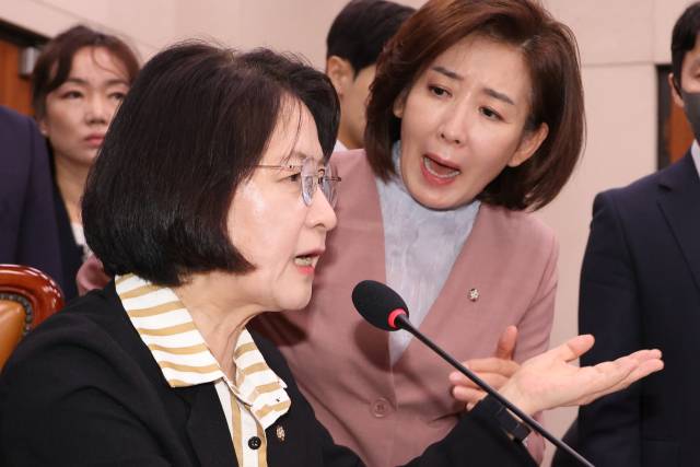 22일 서울 여의도 국회 법제사법위원회에서 열린 ‘건진법사 관봉권 띠지’ 분실 관련 검찰개혁 입법청문회에서 국민의힘 나경원 의원이 더불어민주당 소속 추미애 위원장의 질서유지권 발동에 항의하고 있다. 연합뉴스