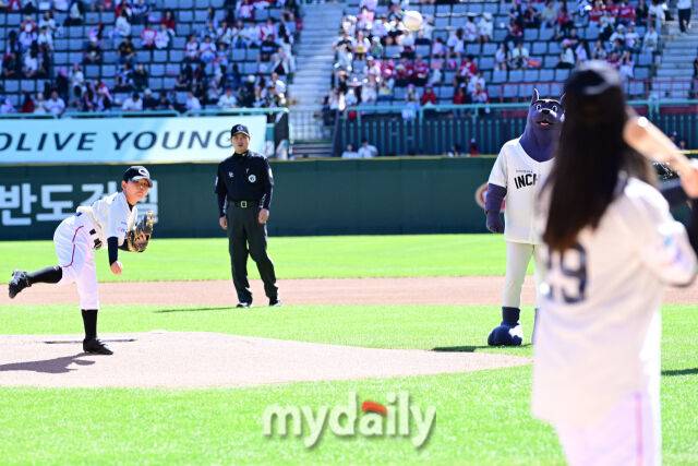 마운드에서 시구를 하는 모습을 지켜보던 권영철 2루심이 놀라고 있다.