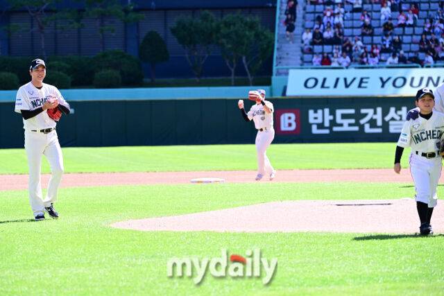 멋진 시구를 펼친 아들을 바라보며 흐뭇한 미소를 짓는 SSG 김광현.