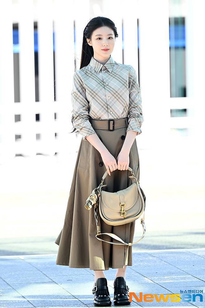 해외 일정 참석 차 프랑스 파리로 출국하는 슈화