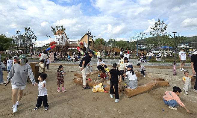 토요일인 지난 20일 천안삼거리공원 ‘숲속빌리지 놀이터’에서 부모와 아이들이 함께 놀이를 즐기는 모습.