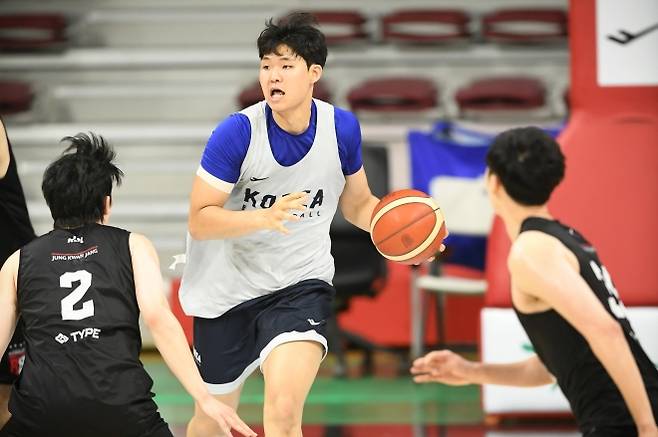 연세대 이규태가 7월 15일 대학 국가대표팀 소속으로 안양 정관장과 연습 경기를 치르며 드리블하고 있다. KBL 제공