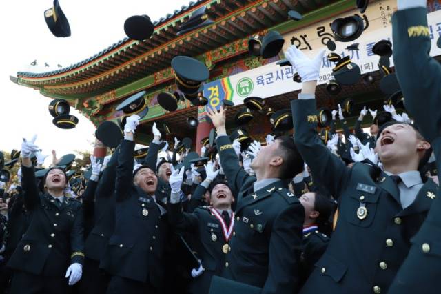 육군사관학교 81기 임관장교들이 지난 2월 27일 육사 화랑연병장에서 열린 졸업 및 임관식에서 학교의 응원구호 ‘무라카’를 힘차게 외치고 모자를 던지고 있다. 사진 제공=육군