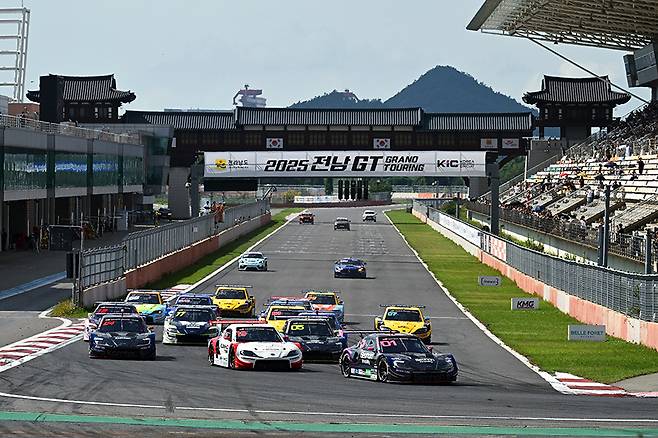 2025 오네 슈퍼레이스 챔피언십 토요타 가주 레이싱 6000 클래스 스타트 장면. 사진: 김학수 기자