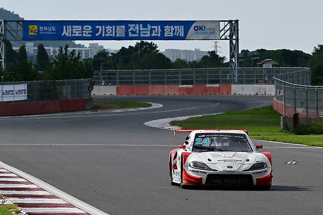 이창욱은 여유롭게, 가장 먼저 체커를 받으며 7라운드를 거머쥐었다. 사진: 김학수 기자