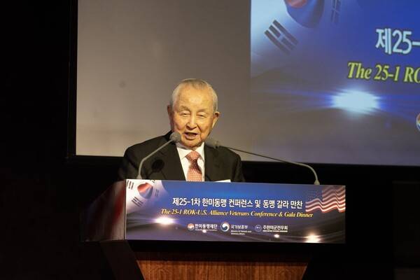 김장환 목사가 지난 17일 서울 중구 웨스틴조선호텔에서 열린 '제2회 한미동맹대상' 시상식에서 한미동맹대상을 수상한 후 소감을 밝히고 있다. ⓒ극동방송