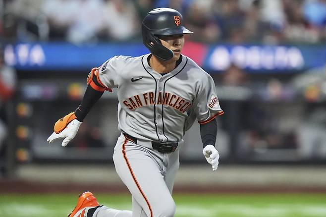 샌프란시스코 이정후는 22일(한국시간) 다저스타디움에서 열린 ‘2025 MLB’ 다저스전서 6번타자 중견수로 선발출전해 4타수 무안타를 기록했다. 11일 애리조나전부터 9경기 중 8경기서 무안타를 기록하며 타격 침체에 빠졌다.|AP뉴시스