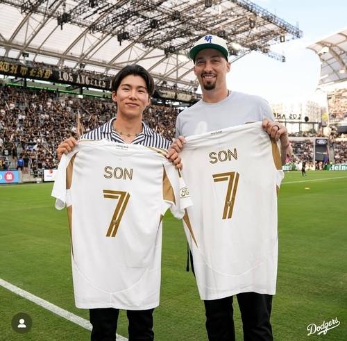 LA 다저스 김혜성이 22일 MLS LAFC경기장을 찾아 손흥민 유니폼을 들고 기념 사진 촬영하고 있다. 다저스 SNS