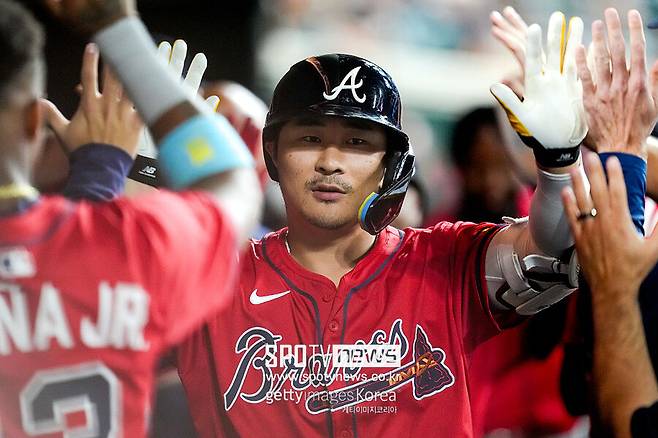 ▲ 김하성이 동료들과 하이파이브를 나누고 있다.